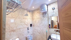 Phòng Cao cấp, quang cảnh thành phố | Phòng tắm | Buồng tắm vòi sen, khăn tắm, xà phòng, dầu gội 
