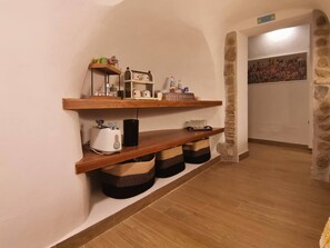 Eine Küche mit Holzböden, einer Kaffeestation-Beschilderung und Körben.