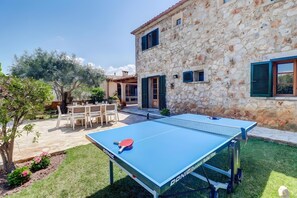 A stone building with a tennis table in the yard. - Villa 'Can Joan' with Mountain View, Wi-Fi and Air Conditioning (Pollença)