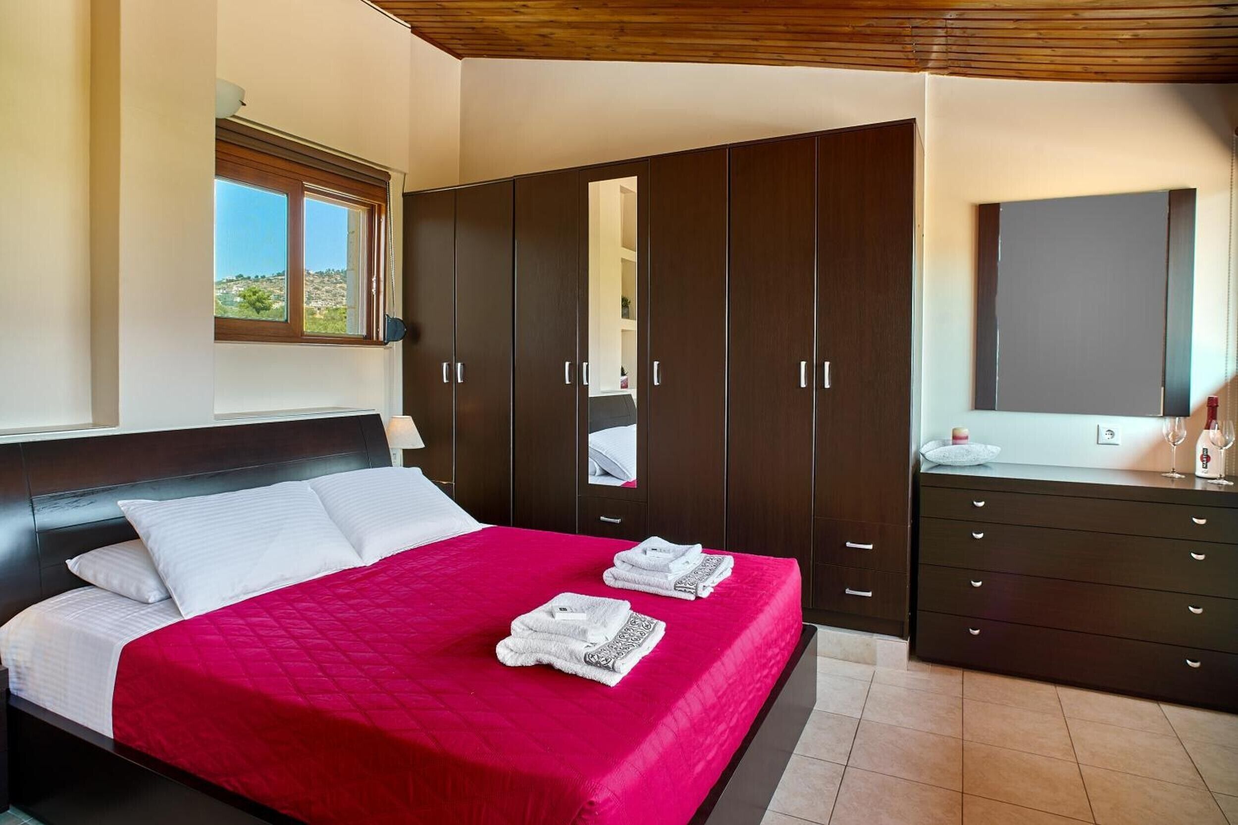 3 quartos, ferros/tábuas de passar roupa, Wi-Fi, roupa de cama