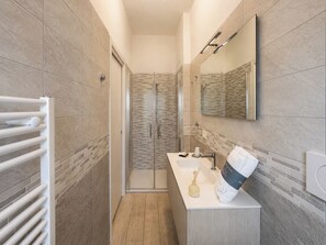 Shower, hair dryer, bidet, towels - Vrbo Property (Capannori)