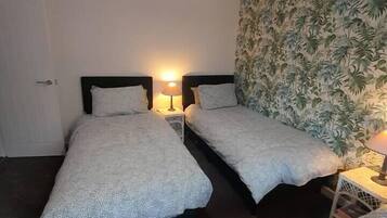 2 bedrooms, desk, iron/ironing board, WiFi