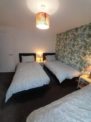2 bedrooms, desk, iron/ironing board, WiFi - #147 Charming House in Treorchy | Sleeps 5 MTB (Rhondda Cynon Taff)