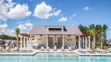 Casa, 4 quartos | Piscina | Piscina externa sazonal, funciona das 8h às 20h, espreguiçadeiras