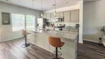 House, 4 Bedrooms | Private kitchen
