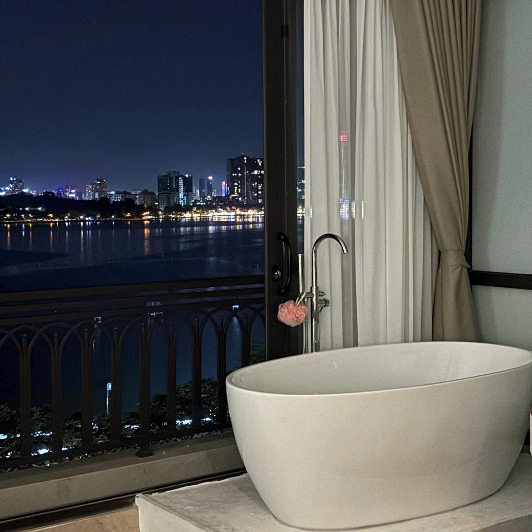 Chambre Junior, balcon, vue lac | Salle de bain