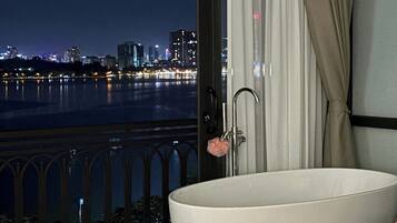 Chambre Junior, balcon, vue lac | Salle de bain