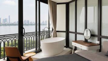 Junior Room, Balcony, Lake View | Bathroom