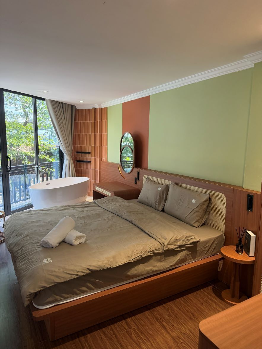 Deluxe Double Room, Balcony, Partial Lake View | Private kitchen