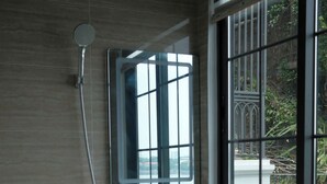 Un bagno con il water, un lavandino e una finestra.