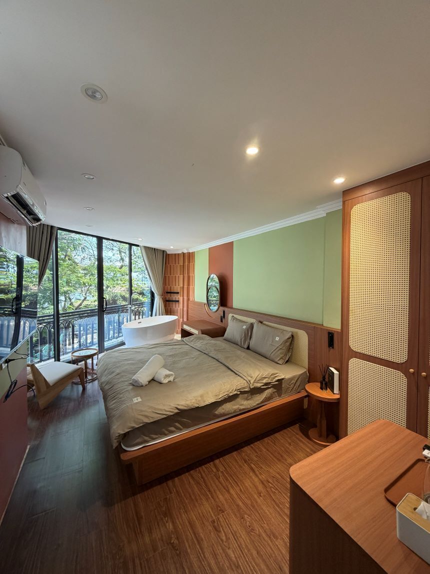 Deluxe Double Room, Balcony, Partial Lake View