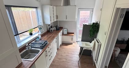 House Sleeps 4 With Patio