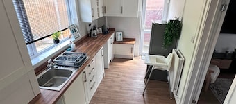House Sleeps 4 With Patio