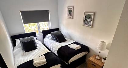 House Sleeps 4 With Patio