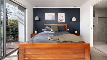 4 bedrooms, iron/ironing board, Internet, bed sheets
