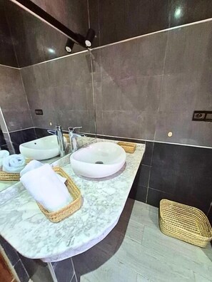 Phòng đôi Deluxe, ban công, quang cảnh hồ b ơi | Phòng tắm | Đồ dùng nhà tắm miễn phí, máy sấy tóc, khăn tắm, xà phòng 