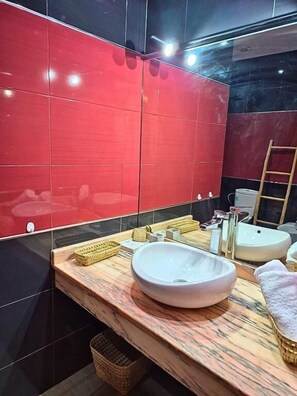 Phòng đôi Deluxe, ban công, quang cảnh hồ bơi | Phòng tắm | Đồ dùng nhà tắm miễn phí, máy sấy tóc, khăn tắm, xà phòng 