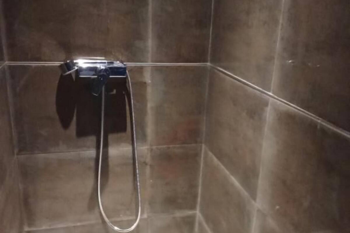 Doppia Economy, vista cortile | Bagno | Set di cortesia gratuito, asciugacapelli, asciugamani, sapone