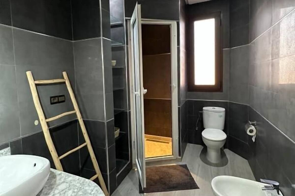 Doppia Deluxe, balcone, vista piscina | Bagno | Set di cortesia gratuito, asciugacapelli, asciugamani, sapone