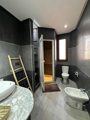 Phòng đôi Deluxe, ban công, quang cảnh hồ bơi | Phòng tắm | Đồ dùng nhà tắm miễn phí, máy sấy tóc, khăn tắm, xà phòng 