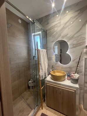 Shower, hair dryer, towels - Apartment 'Elea' with Mountain View, Wi-Fi and Air Conditioning (Epanomi)