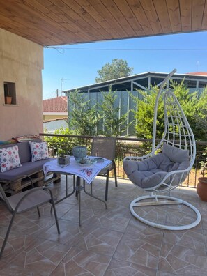 Outdoor dining - Apartment 'Elea' with Mountain View, Wi-Fi and Air Conditioning (Epanomi)