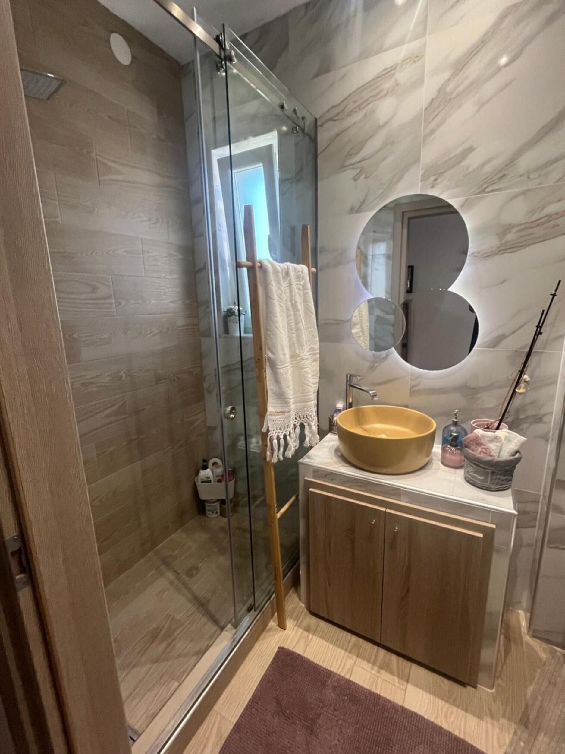 Shower, hair dryer, towels