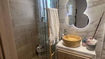 Shower, hair dryer, towels