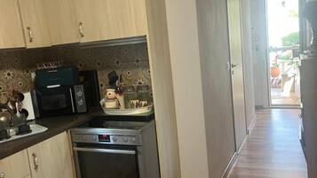Cafetera/tetera, refrigerador, microondas, horno