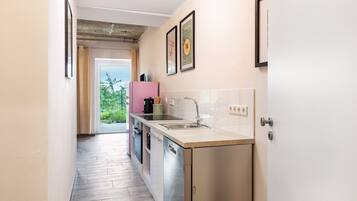Coffee/tea maker, fridge, microwave, oven