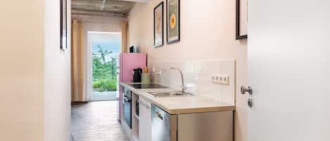 Wasserkocher mit Kaffee-/Teezubehör, Kühlschrank, Mikrowelle, Ofen