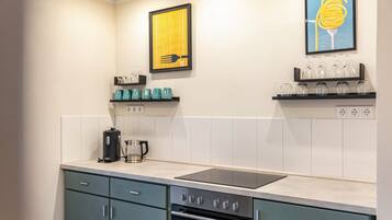 Coffee/tea maker, fridge, microwave, oven