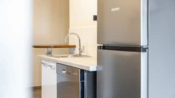 Coffee/tea maker, fridge, microwave, oven
