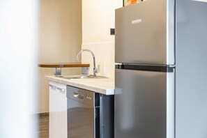 Een koffiezetapparaat/waterkoker, een koelkast, een microgolfoven