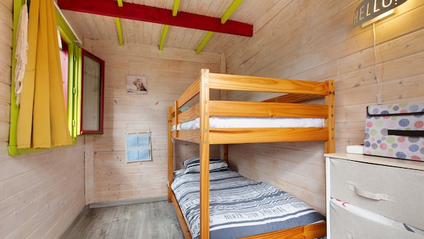 2 bedrooms, bed sheets