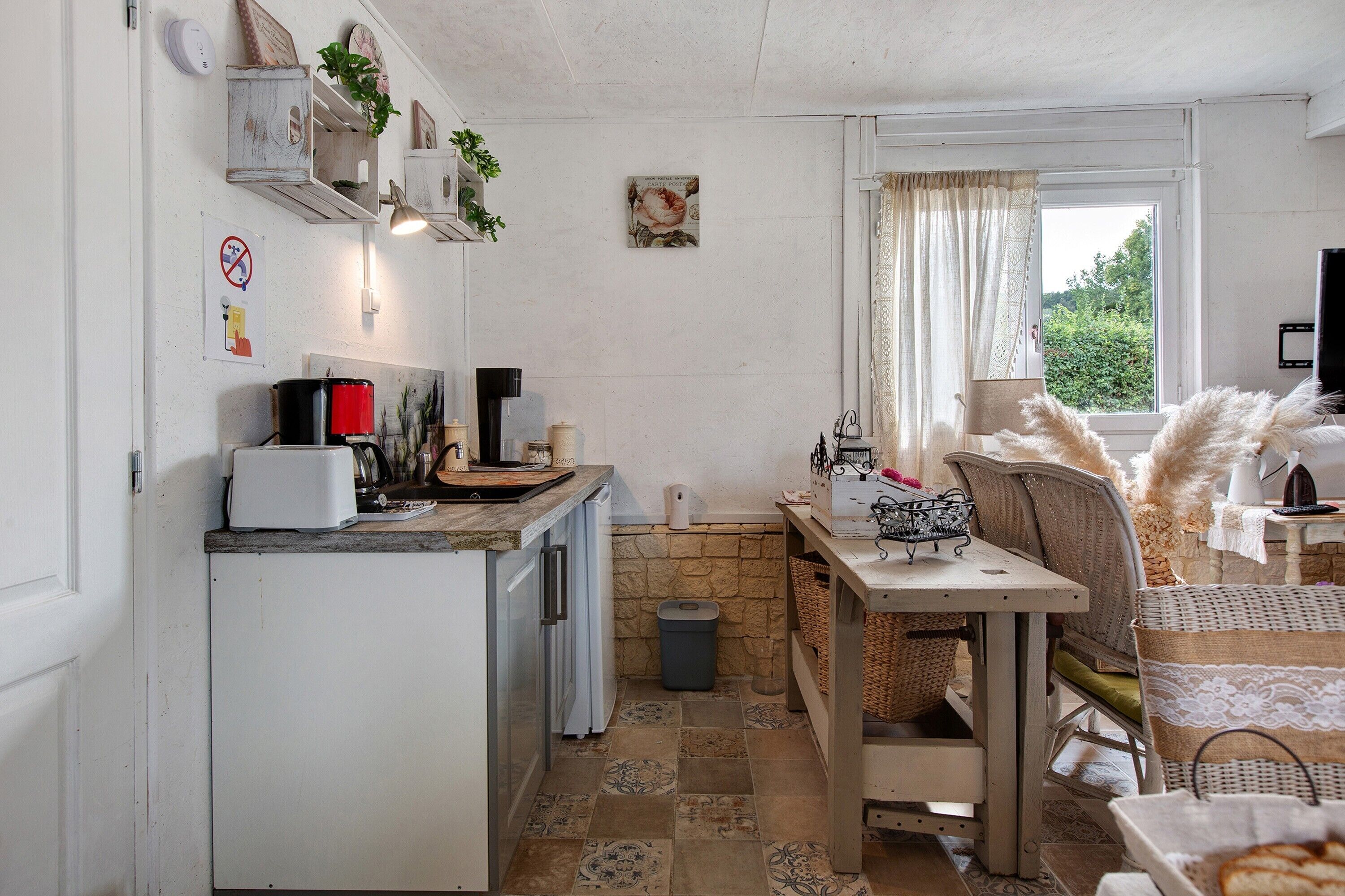 Coffee/tea maker, fridge, microwave, oven