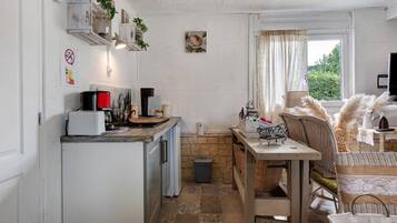 Coffee/tea maker, fridge, microwave, oven