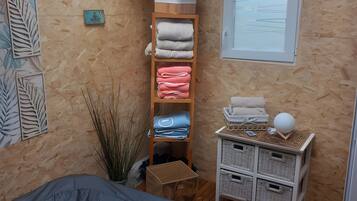 1 bedroom, bed sheets