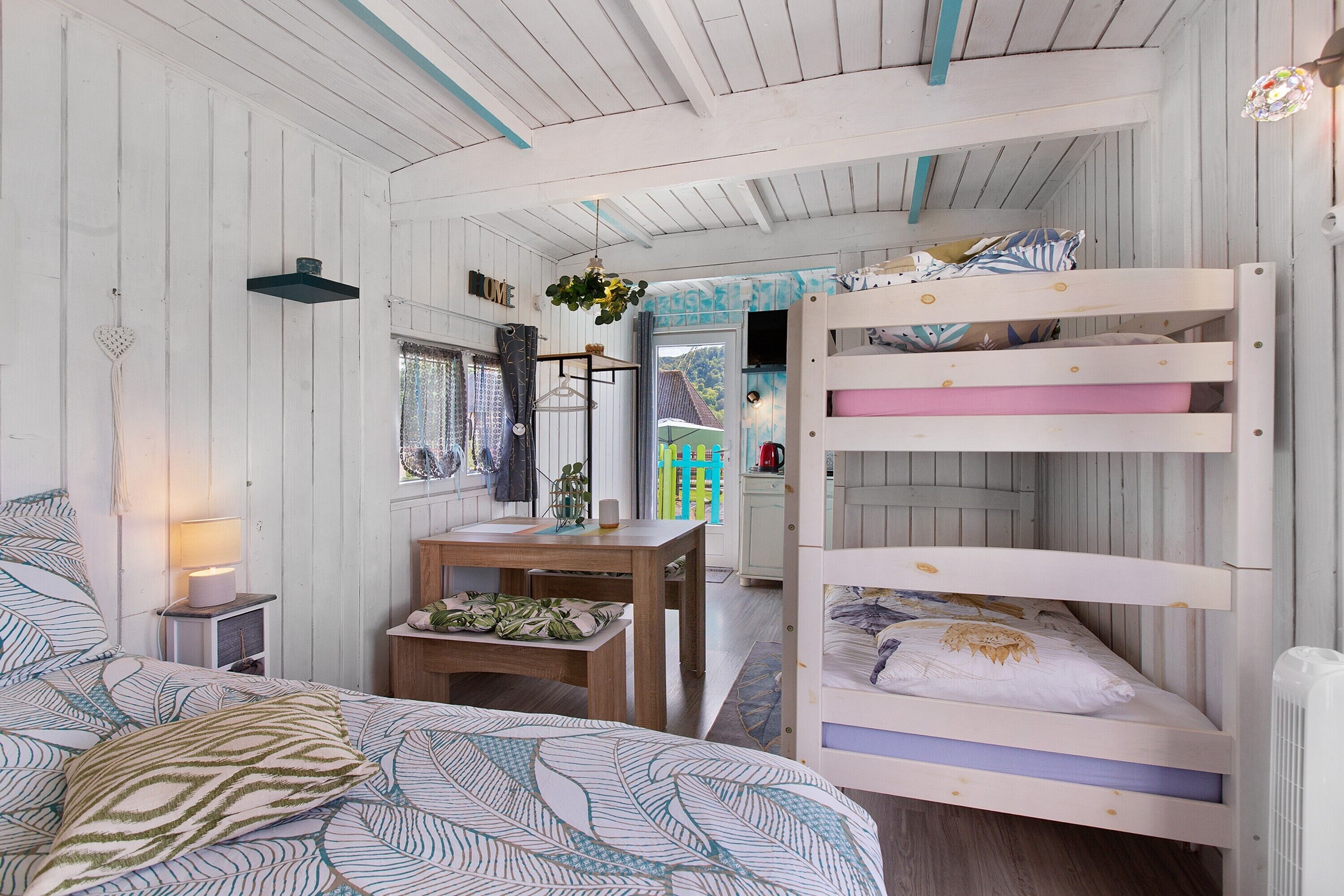 1 bedroom, bed sheets