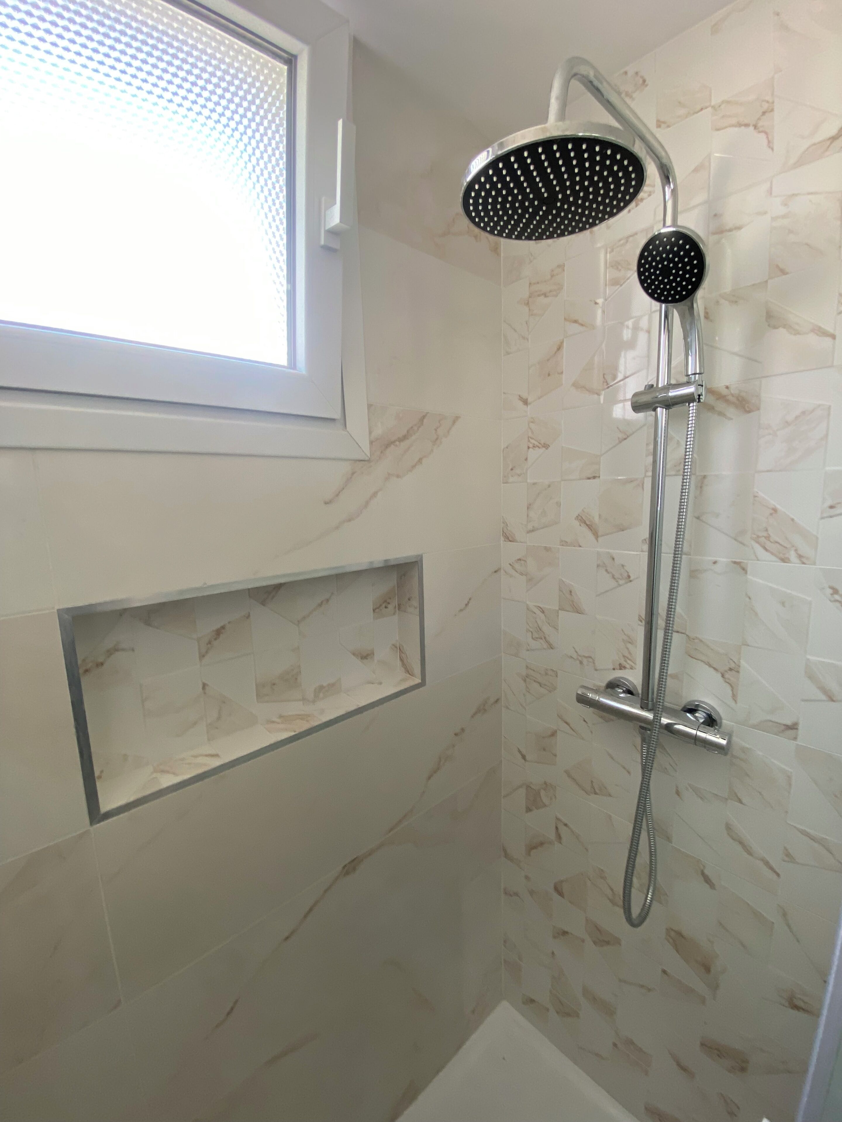 Een douche, een haardroger, handdoeken, zeep