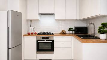 Departamento Confort, 1 habitación, vista a la ciudad | Cocina privada | Tetera eléctrica, periquera, plancha de cocina y Artículos de limpieza