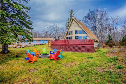 Lake View + Apt Suite | Barrel & Indoor Saunas | Firepit | BBQ | Garage | 2 Full Kitchens | WiFi | Smart TV | Near Lutsen