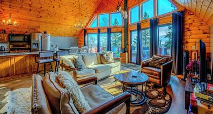 Lake View + Apt Suite | Barrel & Indoor Saunas | Firepit | BBQ | Garage | 2 Full Kitchens | WiFi | Smart TV | Near Lutsen