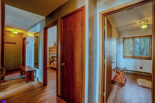 Lake View + Apt Suite | Barrel & Indoor Saunas | Firepit | BBQ | Garage | 2 Full Kitchens | WiFi | Smart TV | Near Lutsen