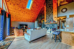 Smart TV, chimenea y videojuegos 