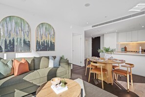 Dining - Rooftop Infinity Pool! 5 Guests - Free Park & Gym (Fortitude Valley)