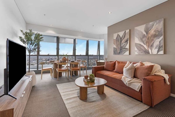 TV, offices - Brisbane City Luxe Free Parking, Pool & Gym (Brisbane City)