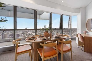 Dining - Brisbane City Luxe Free Parking, Pool & Gym (Brisbane City)