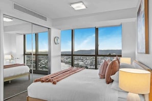 2 bedrooms, desk, iron/ironing board, travel cot - Brisbane City Luxe Free Parking, Pool & Gym (Brisbane City)