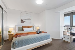 2 bedrooms, desk, iron/ironing board, travel cot - River Views from Level 43 | Free Parking, Pool & Gym (Brisbane City)